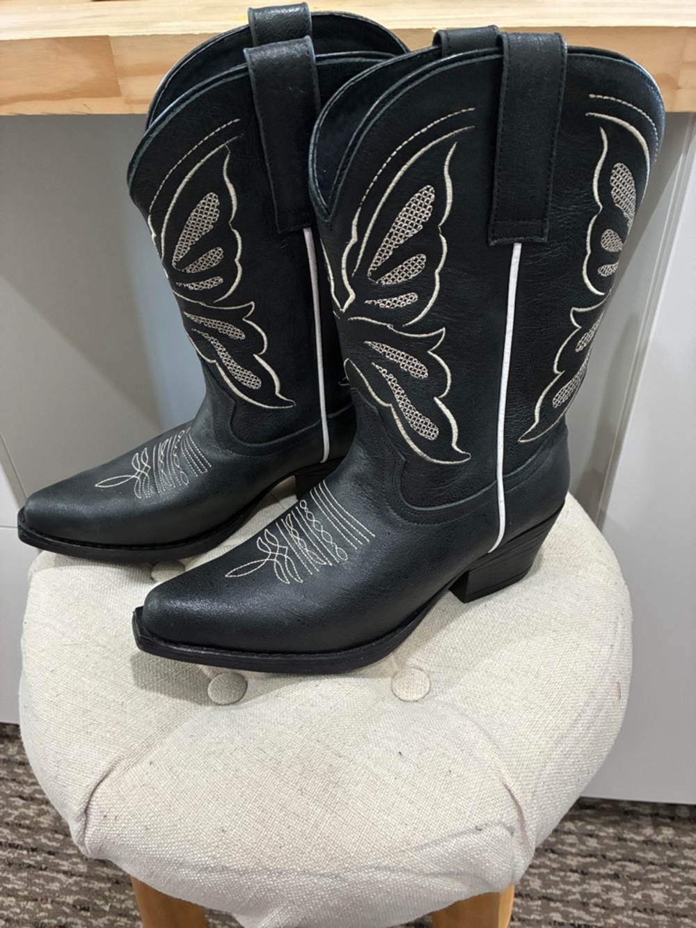 NWT Women's Black Western Boots with White Embroidery